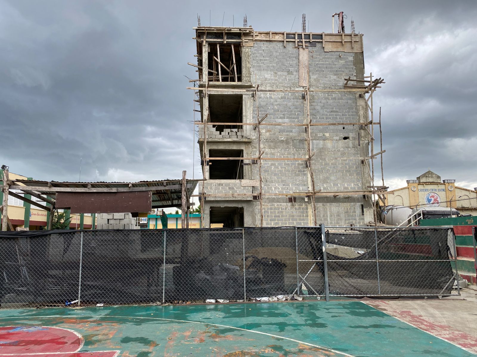 Decenas de estudiantes del Centro Educativo Cristo Rey buscan cupos para terminar sus estudios en otras escuelas.