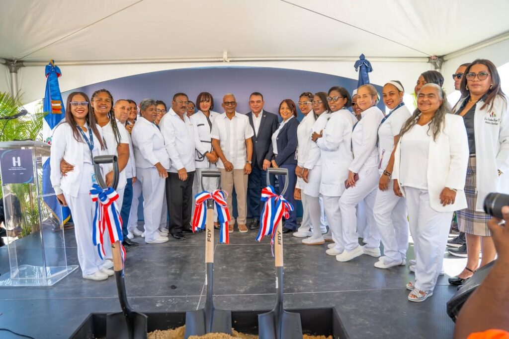Director del SNS da primer palazo para construcción del Hospital Pediátrico San Andrés en Boca Chica