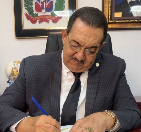 Senador Cristóbal Castillo impulsa reforma para hacer más justo el cobro por residuos sólidos en RD