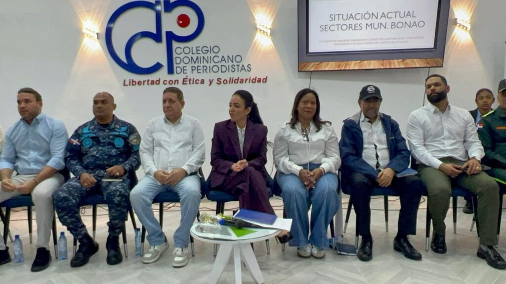 Ministra Faride Raful escucha reclamos y coordina soluciones en Bonao