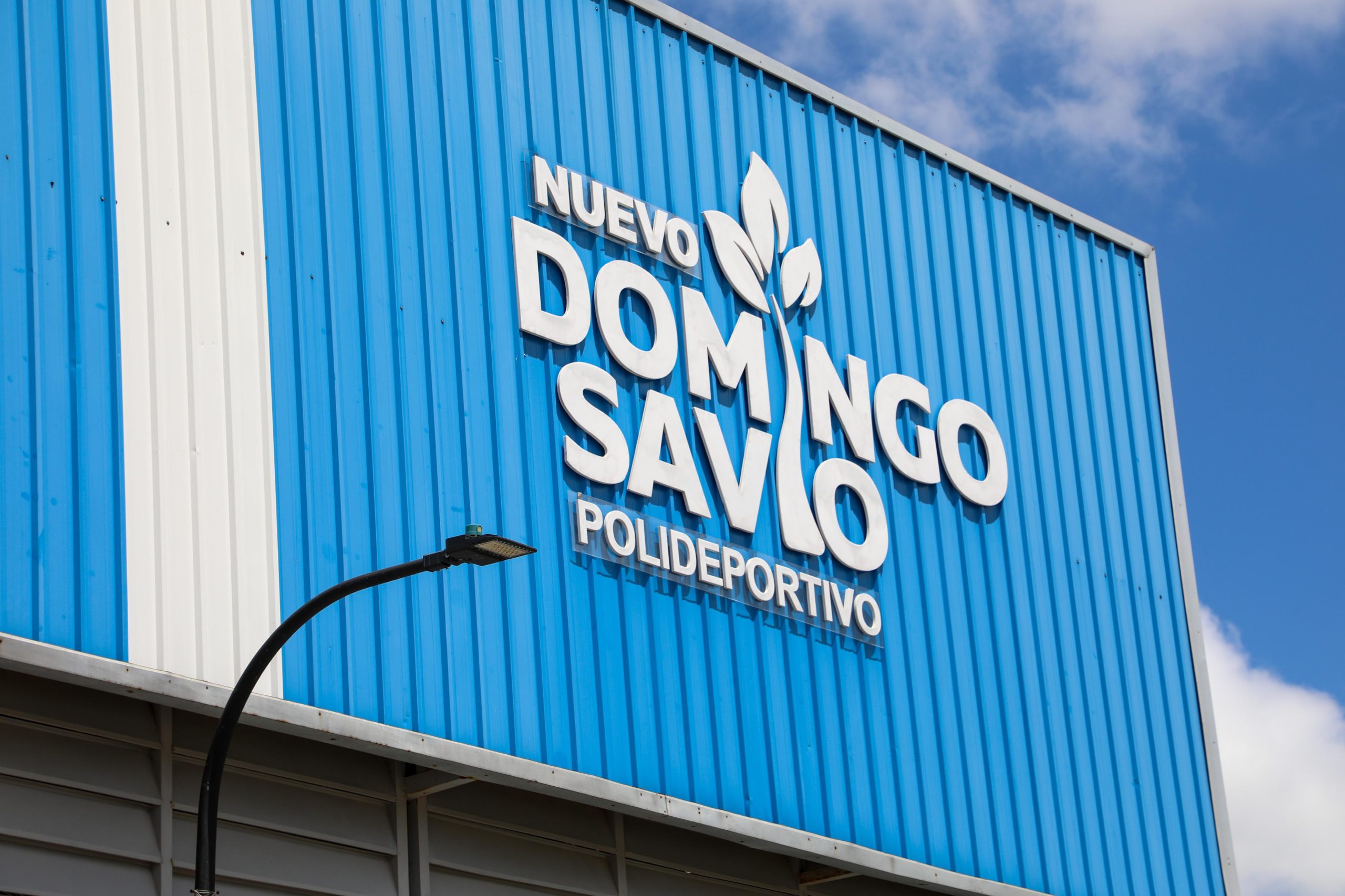 Presidente Abinader inicia la entrega de los primeros 2,000 de 8,000 títulos de propiedad de la parcela 1-B del sector Los Guandules, en Nuevo Domingo Savio