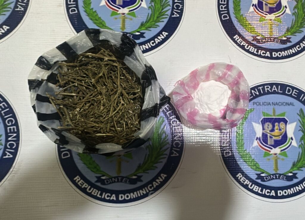 Policía Nacional interviene puntos de venta de drogas, ocupa sustancias controladas y ejecuta orden de arresto en La Vega