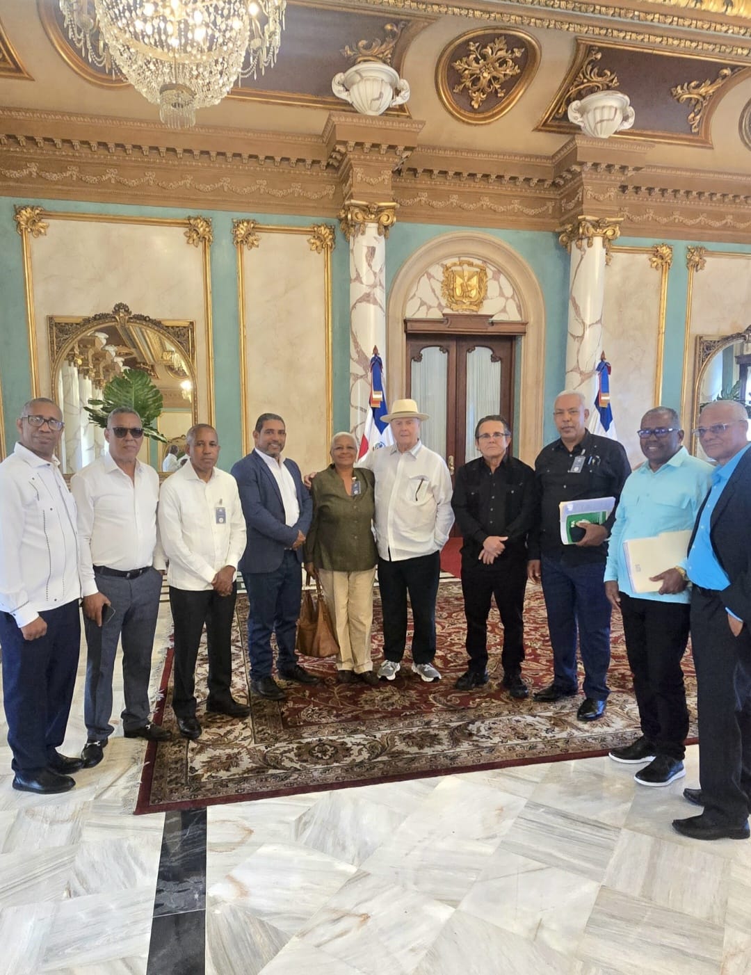 Abinader recibe a la ANPA en el Palacio Nacional y garantiza que "Ningún agrónomo será cancelado".