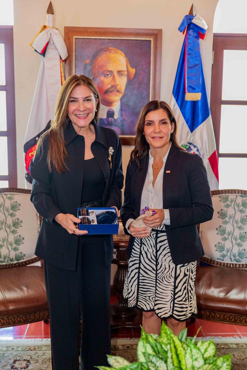 Embajadora Leah Campos y Carolina Mejía tratan temas de interés para RD y EE. UU.