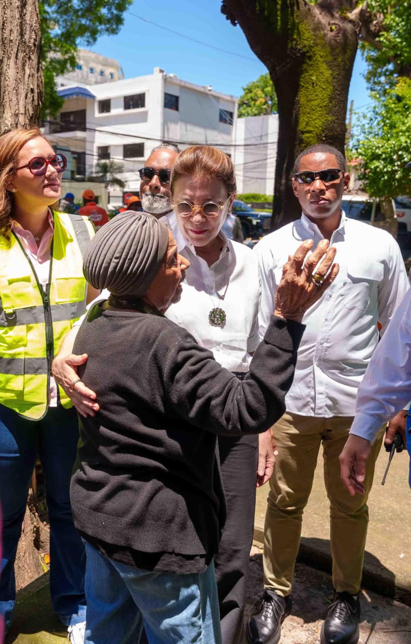 Carolina encabeza operativos de recuperación en Gazcue, el malecón, Ciudad Colonial y Zona Universitaria por fuertes vientos