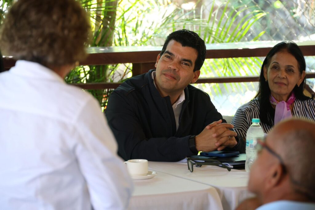 Wellington Arnaud valida junto a comunitarios servicio eficiente de agua potable en Monción