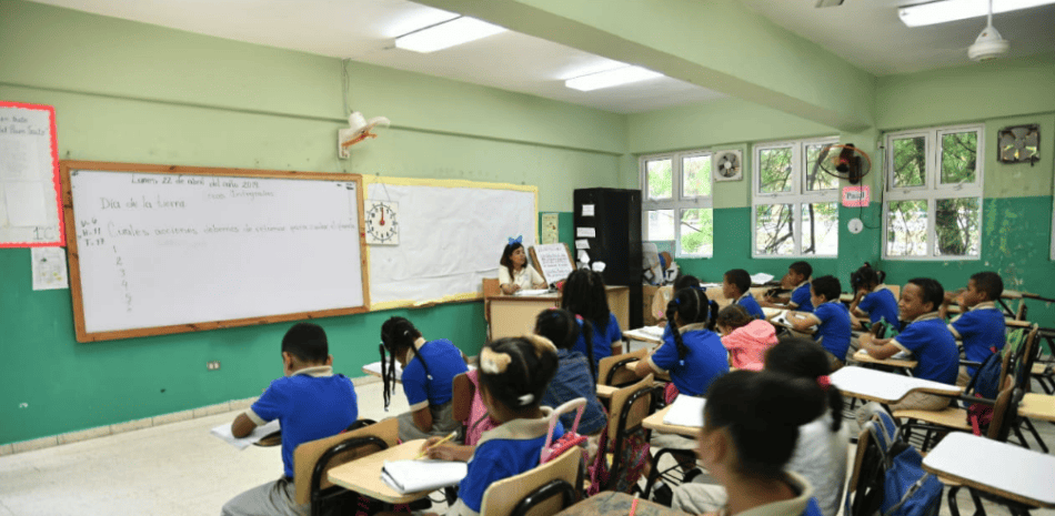 Educación paraliza actividades docentes en 16 provincias ante riesgos por vaguada e inestabilidad climática