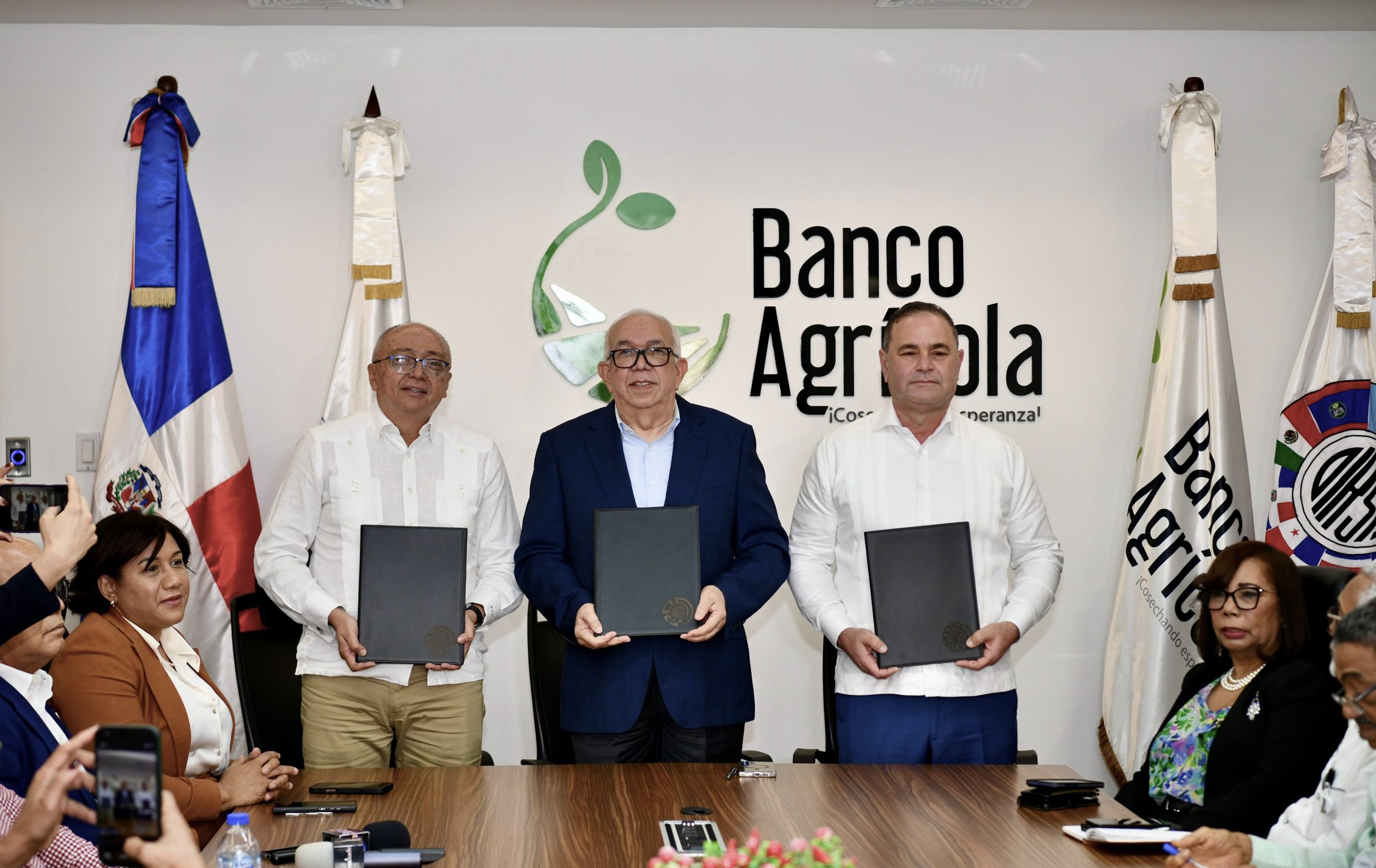 El Bagrícola firma acuerdo para disminuir riesgos sanitarios en la producción agropecuaria