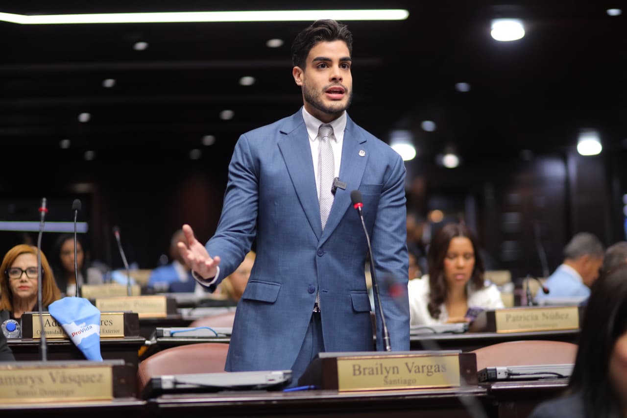 Diputado Bray Vargas propone becas automáticas para estudiantes sobresalientes