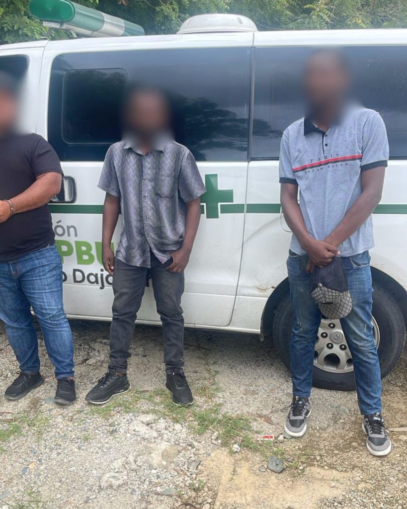 DGM detiene ambulancia transportando haitianos indocumentados en Dajabón