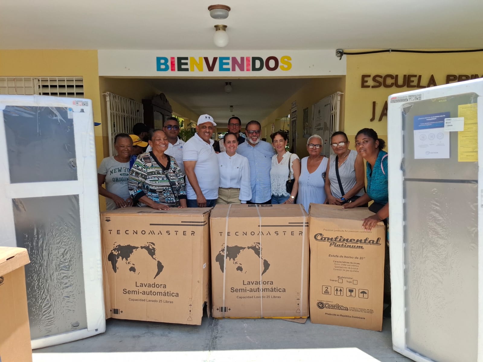 Gobierno beneficia a cientos de familias con servicios médicos y ayudas sociales en Valverde