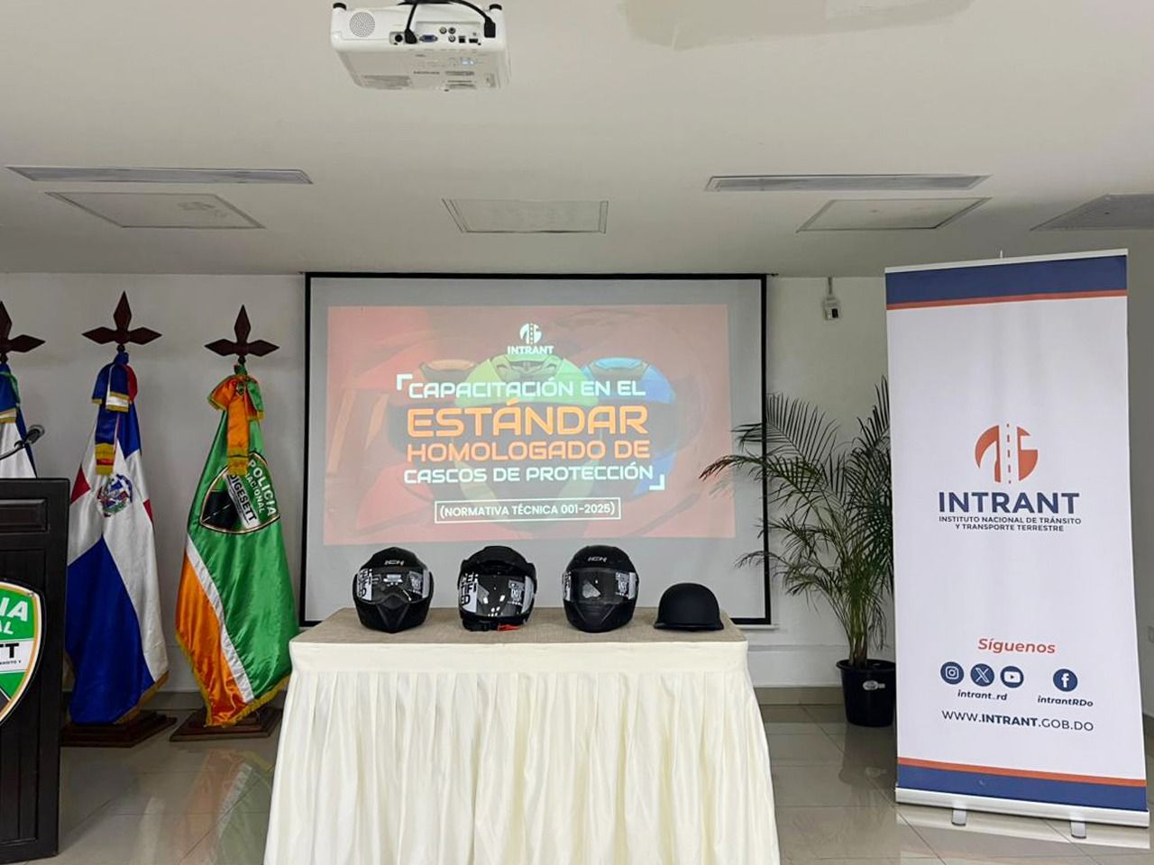 INTRANT capacita a 105 agentes de la DIGESETT en normativa de cascos homologados para motociclistas