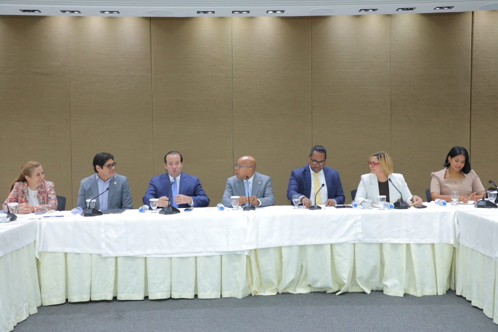 Diputados se reunieron con el ministro Paliza, y otros funcionarios; socializaron sobre proyectos de ley que buscan eliminar la pobreza