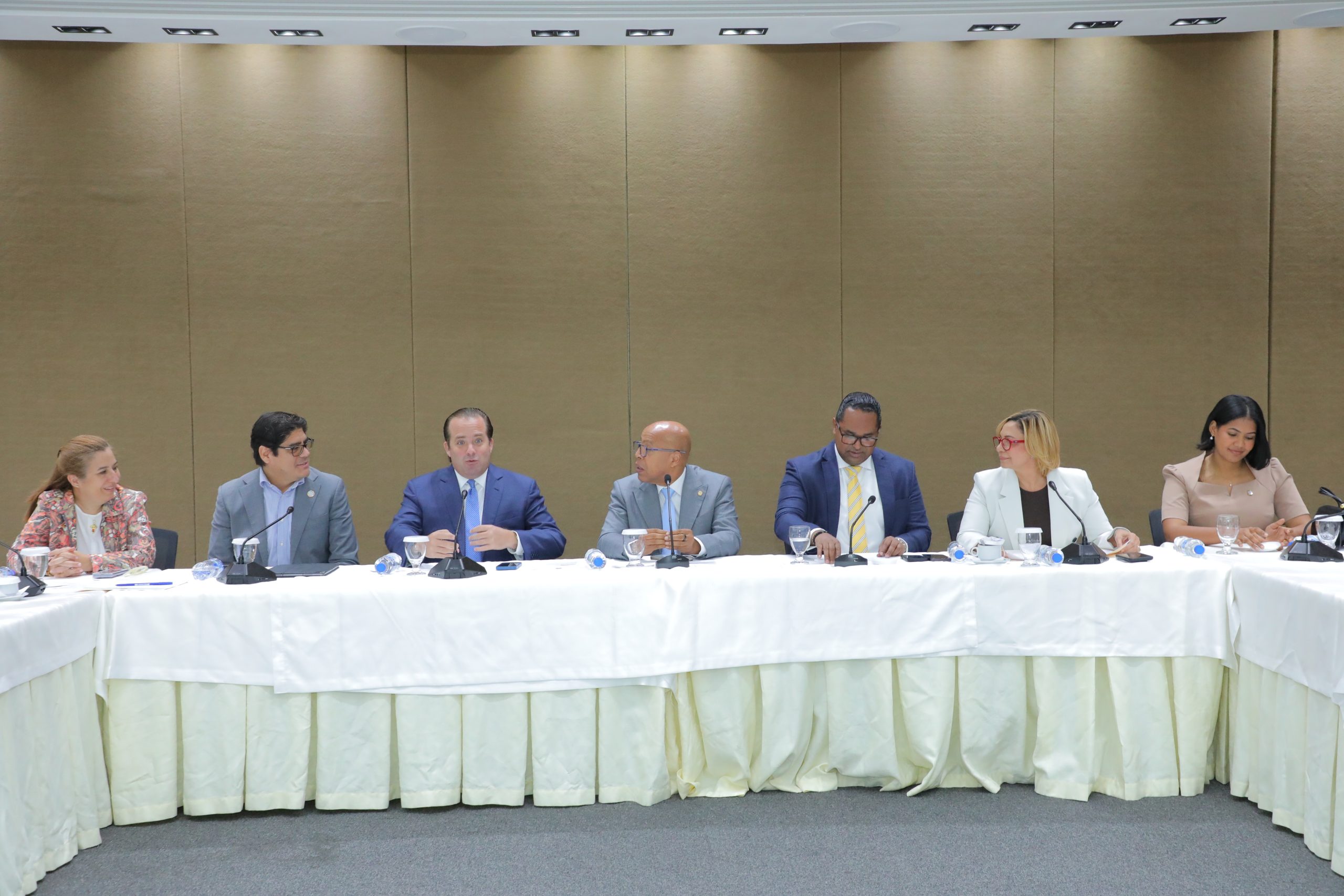 Diputados se reunieron con el ministro Paliza, y otros funcionarios; socializaron sobre proyectos de ley que buscan eliminar la pobreza