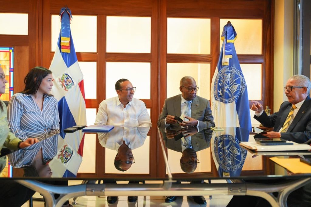 Rector de la UASD recibe visita de cortesía del director general de PasaportesEditrudis Beltrán Crisóstomo y Lorenzo Ramírez Uribe conversaron sobre la instalación de una unidad móvil de la Dirección General de Pasaportes en la sede central de la academia.