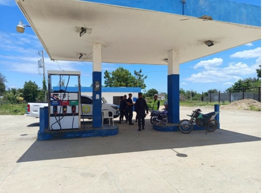 Autoridades clausuran tres estaciones de combustibles en Azua y Montecristi