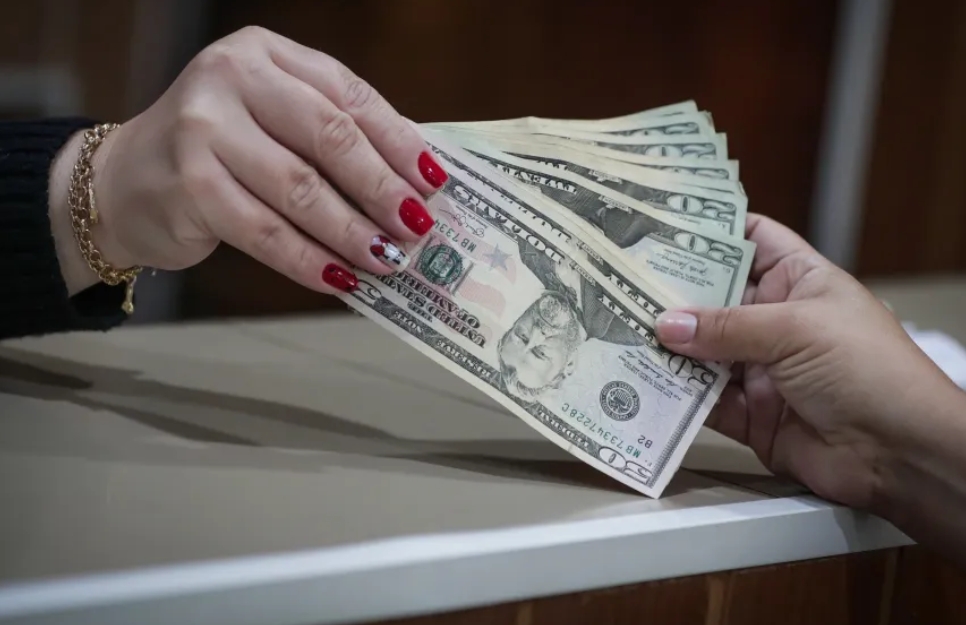Dólar baja de los RD$59 y mantiene tendencia descendente