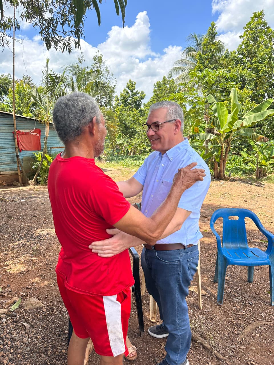 Gonzalo Castillo está de vuelta: sostiene encuentros cercanos con familias de Santo Domingo."He vuelto para trabajar junto a ustedes", manifestó el líder peledeísta.