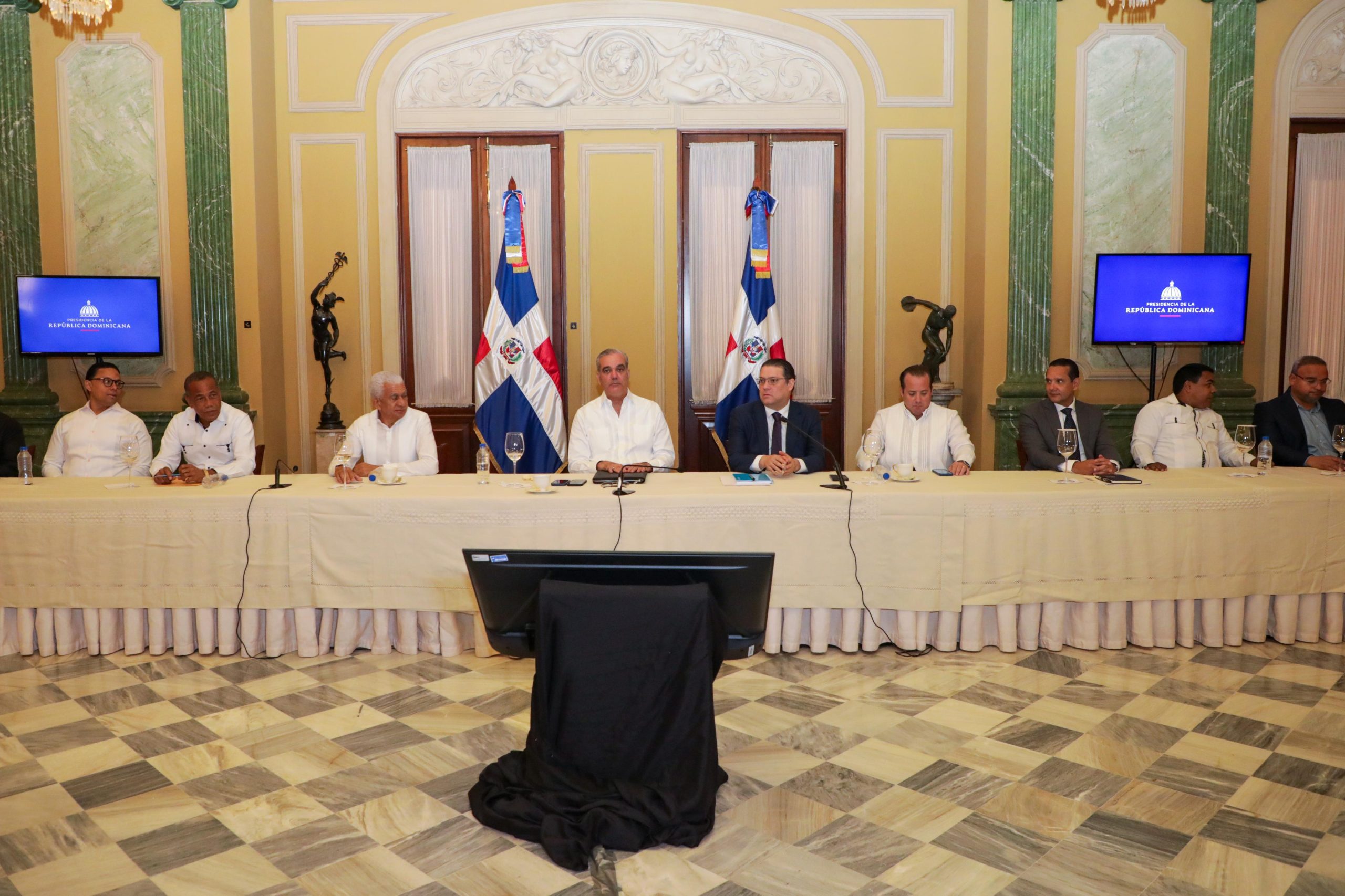 FENATRADO califica de positiva reunión entre gobierno y sector transporte para mitigar alza de combustibles 