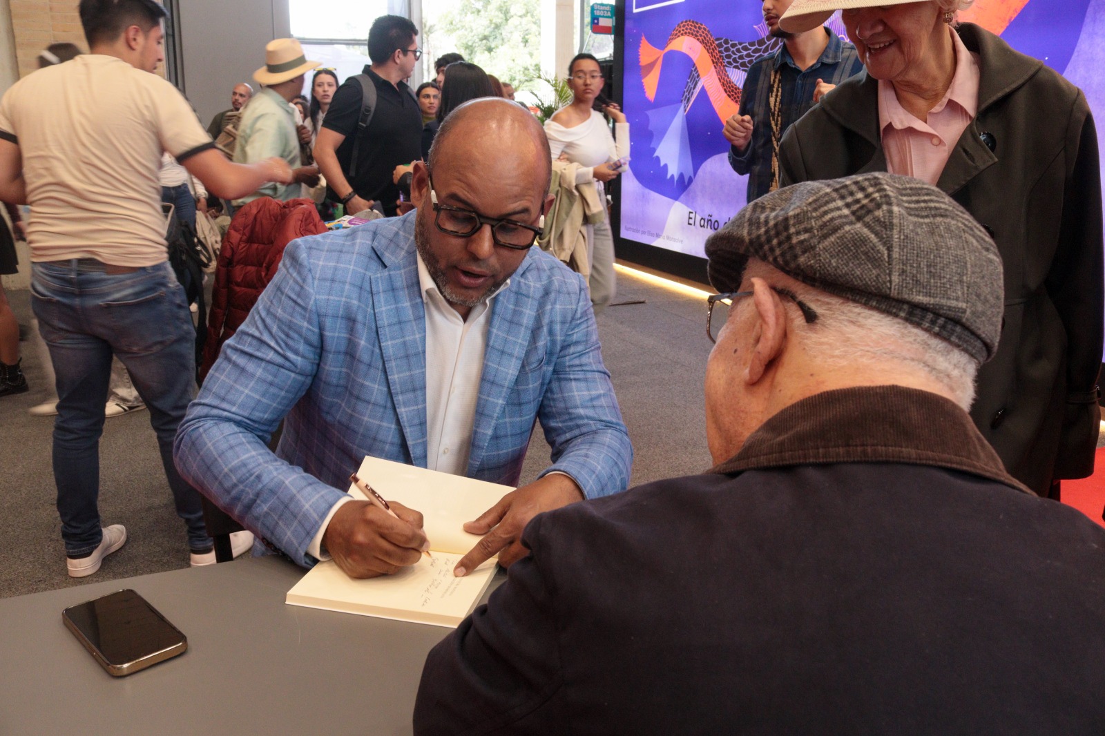 Francisco Tavárez reúne a decenas de asistentes en la presentación de su libro “La conjura haitiana y la maldición dominicana” en Bogotá