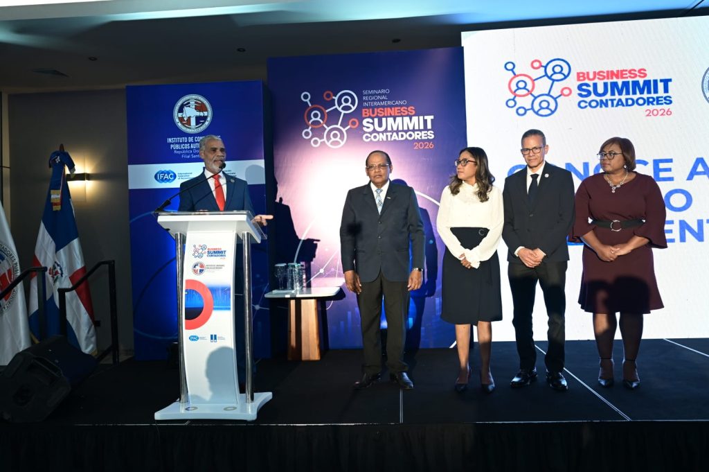 Santiago da la bienvenida al Business Summit Contadores 2026