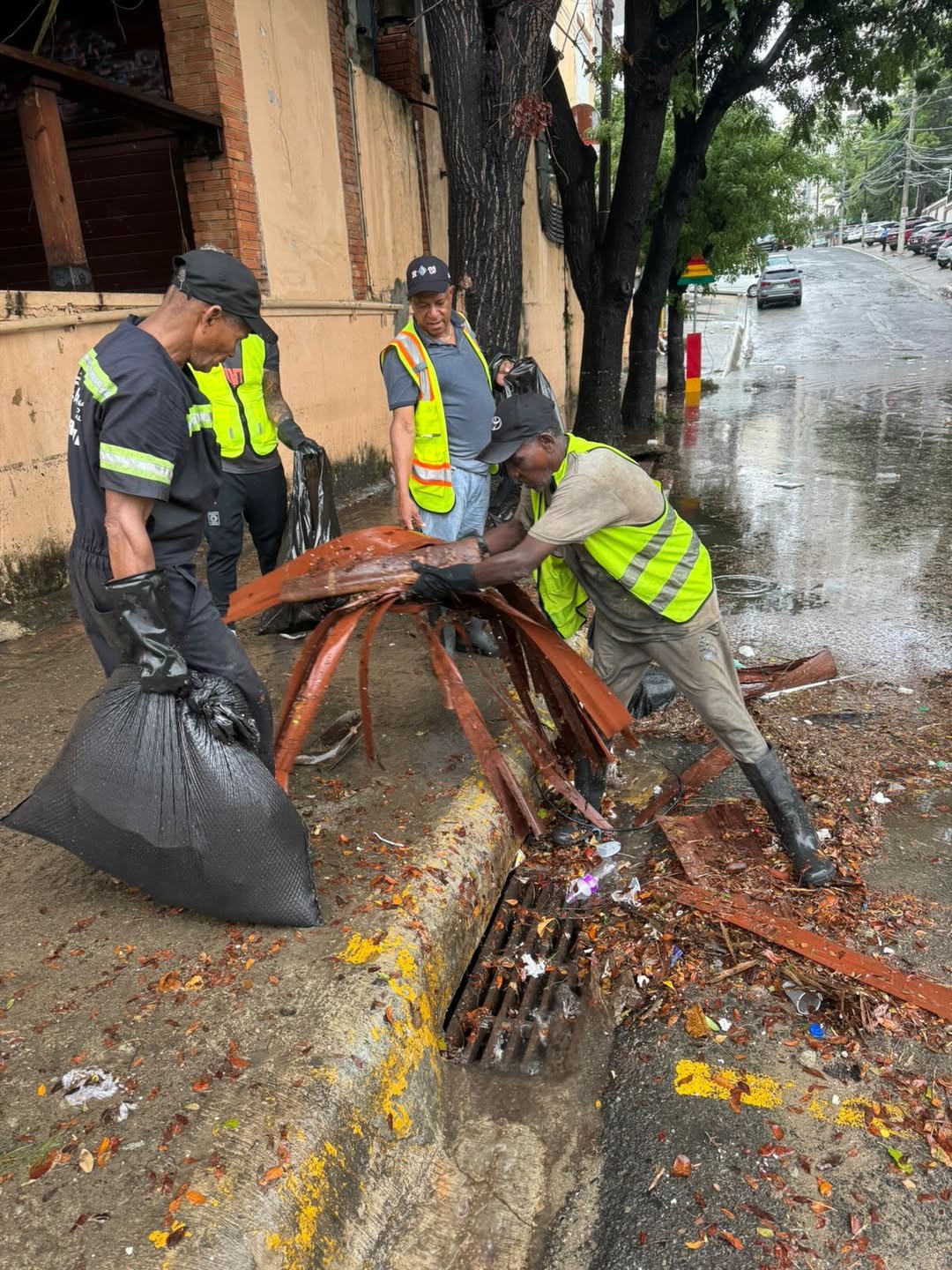 Alcaldía del Distrito Nacional continúa trabajos para mitigar incidencia de vaguada