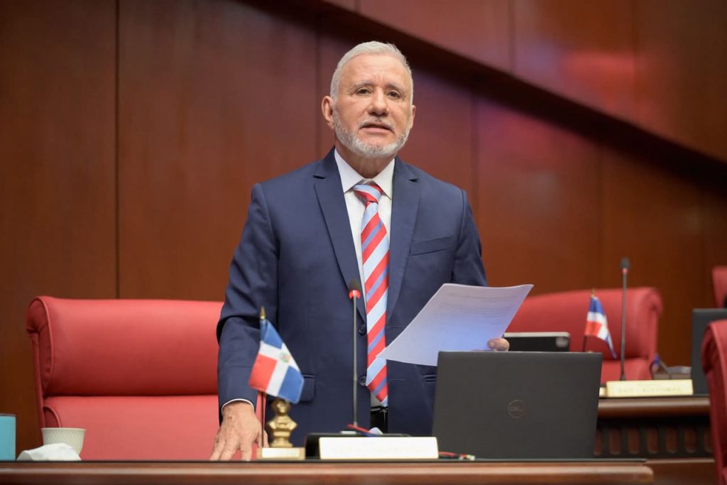 Taveras Guzmán asume como Senador Independiente"Seguimos atrapados en políticas de corto plazo"