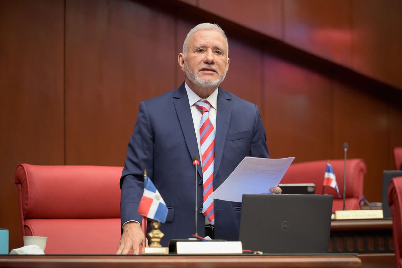 Taveras Guzmán asume como Senador Independiente"Seguimos atrapados en políticas de corto plazo"