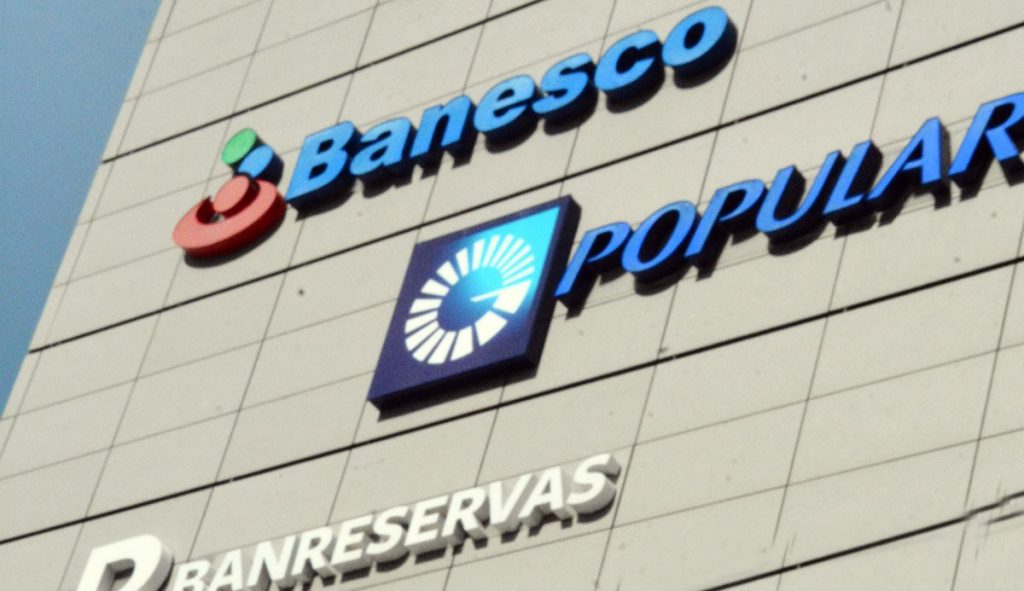 Bancos dominicanos intensifican competencia por posiciones en el “top 10” financiero, según análisis de El Dinero
