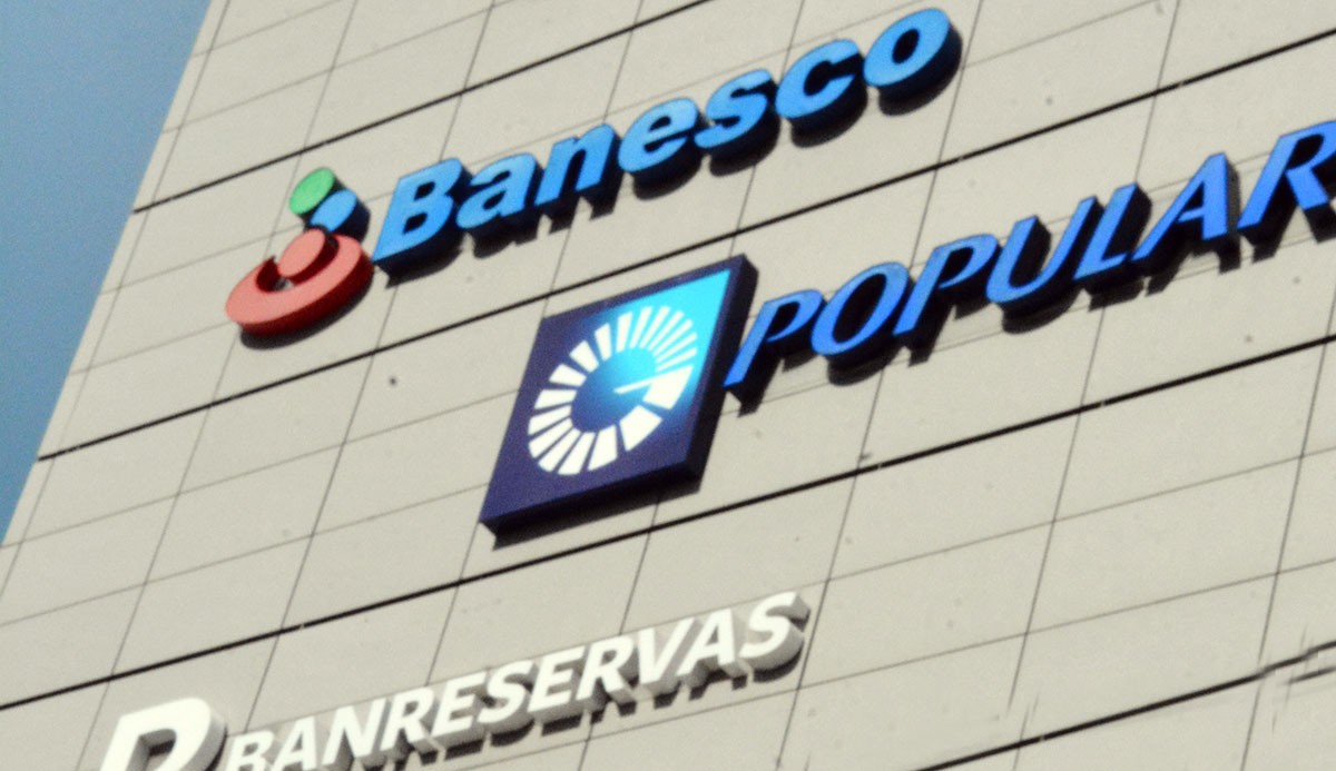 Bancos dominicanos intensifican competencia por posiciones en el “top 10” financiero, según análisis de El Dinero