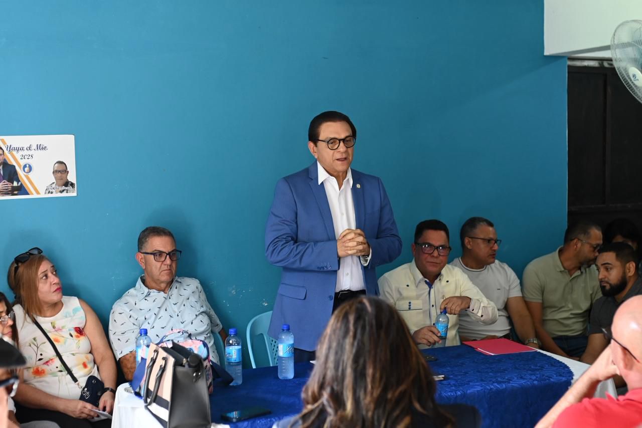 Senador Rivera se reúne con líderes y autoridades de Jánico para conocer demandas del municipio