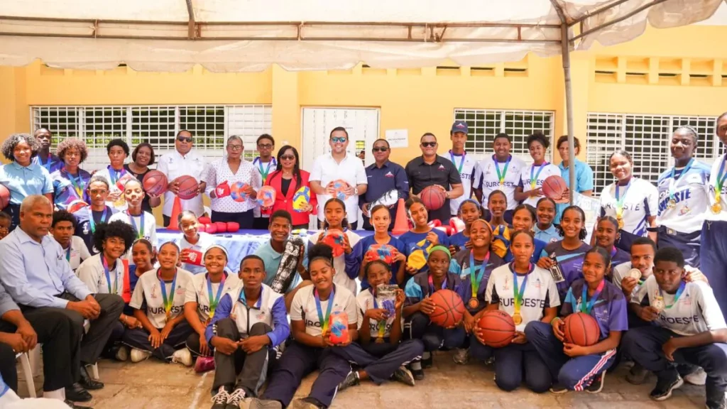 Inefi entrega utilería deportiva a 10 centros educativos en zona fronteriza