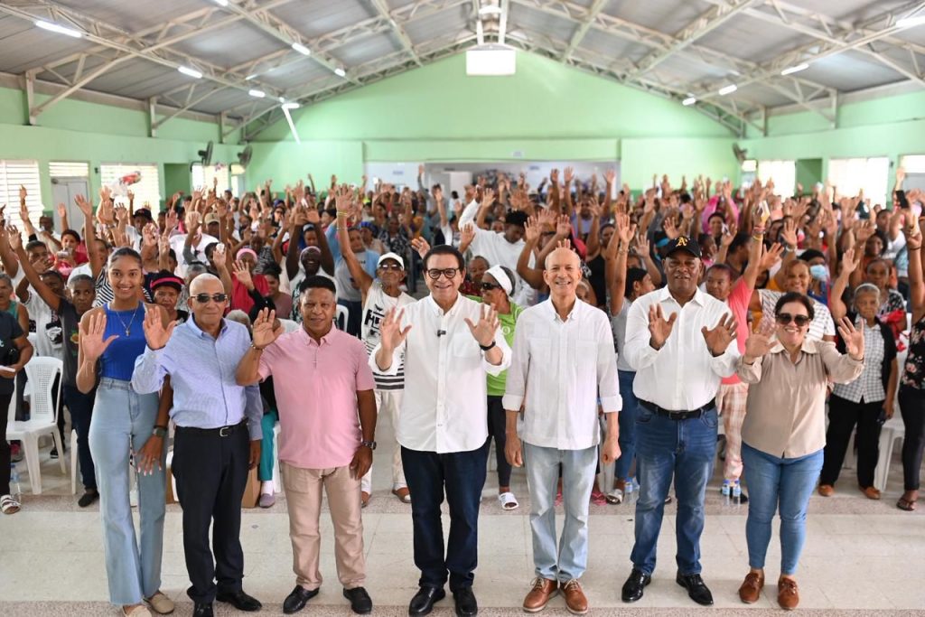 Senador Daniel Rivera beneficia a más de 500 familias de Villa González con jornada de asistencia social “500×500”