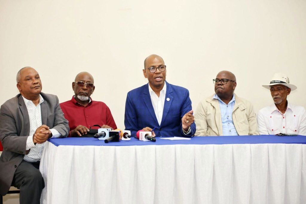 Denuncian empresarios intentan apoderarse de terrenos privados y del CDP en Boca Chica