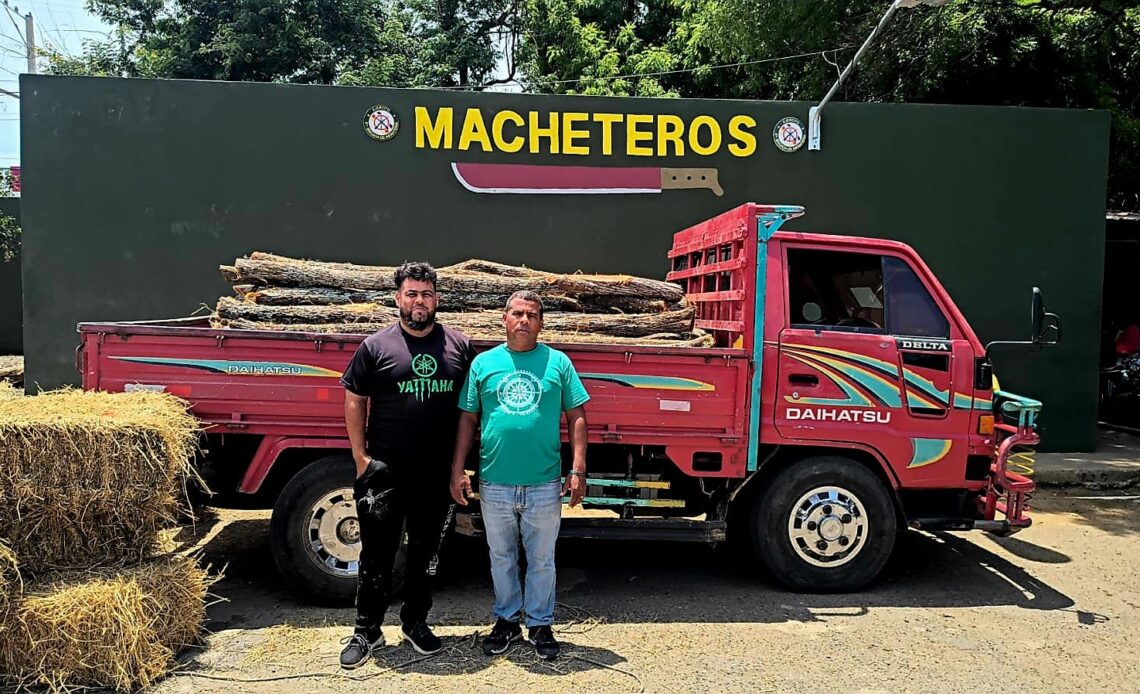 Detienen camión cargado con 125 postes de cambrón ocultos entre pacas de paja