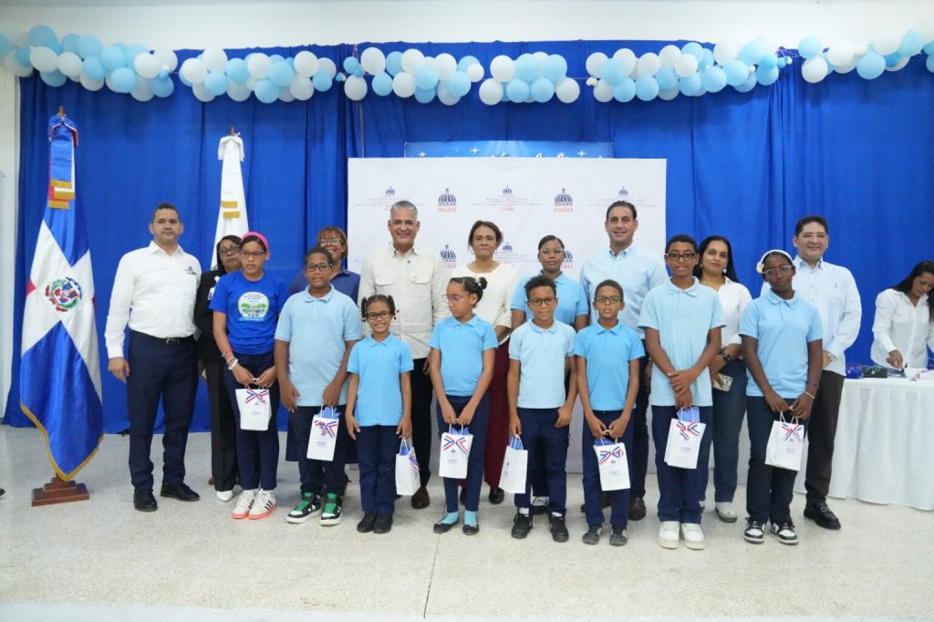 Inabie entrega lentes correctivos a 81 estudiantes de Samaná