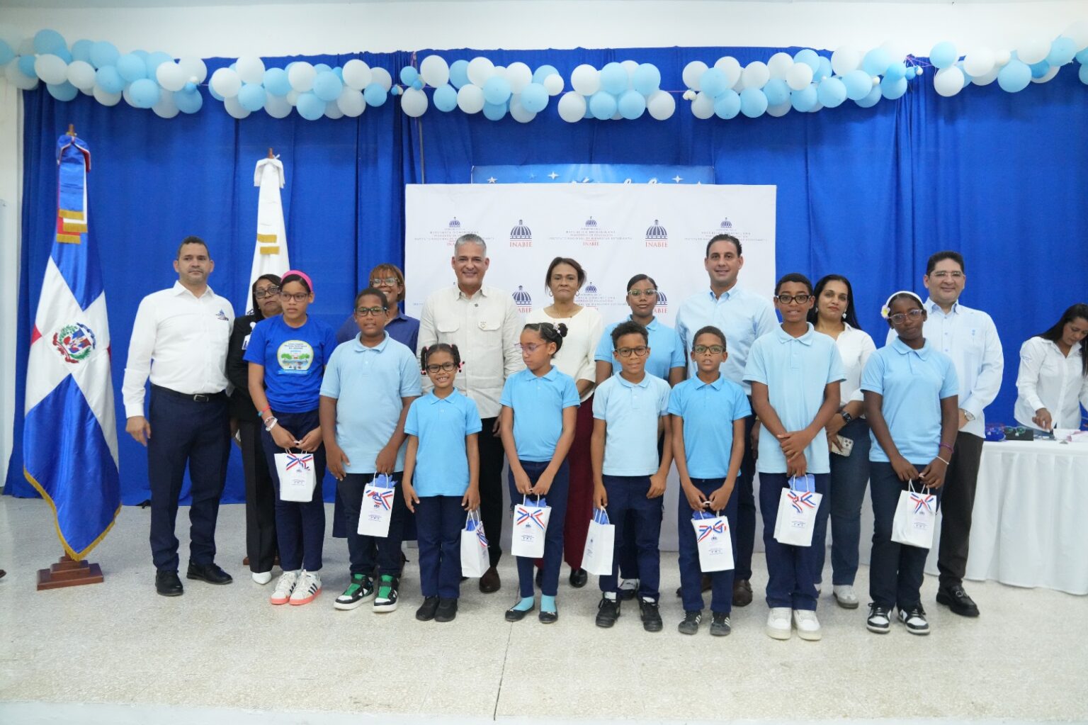 Inabie entrega lentes correctivos a 81 estudiantes de Samaná