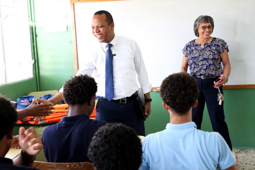 Milton Morrison imparte clases de educación vial a estudiantes de 6to de bachillerato