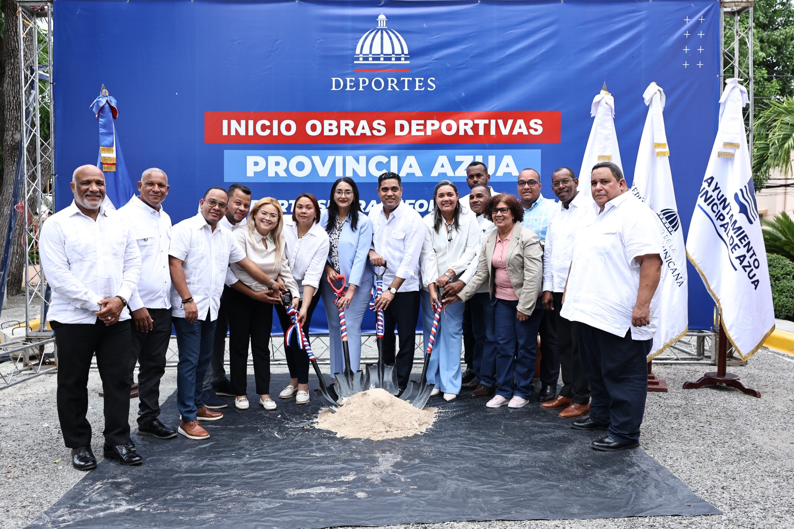 Ministro Kelvin Cruz anuncia construcción de cinco techados en Azua con inversión de RD$156 millones