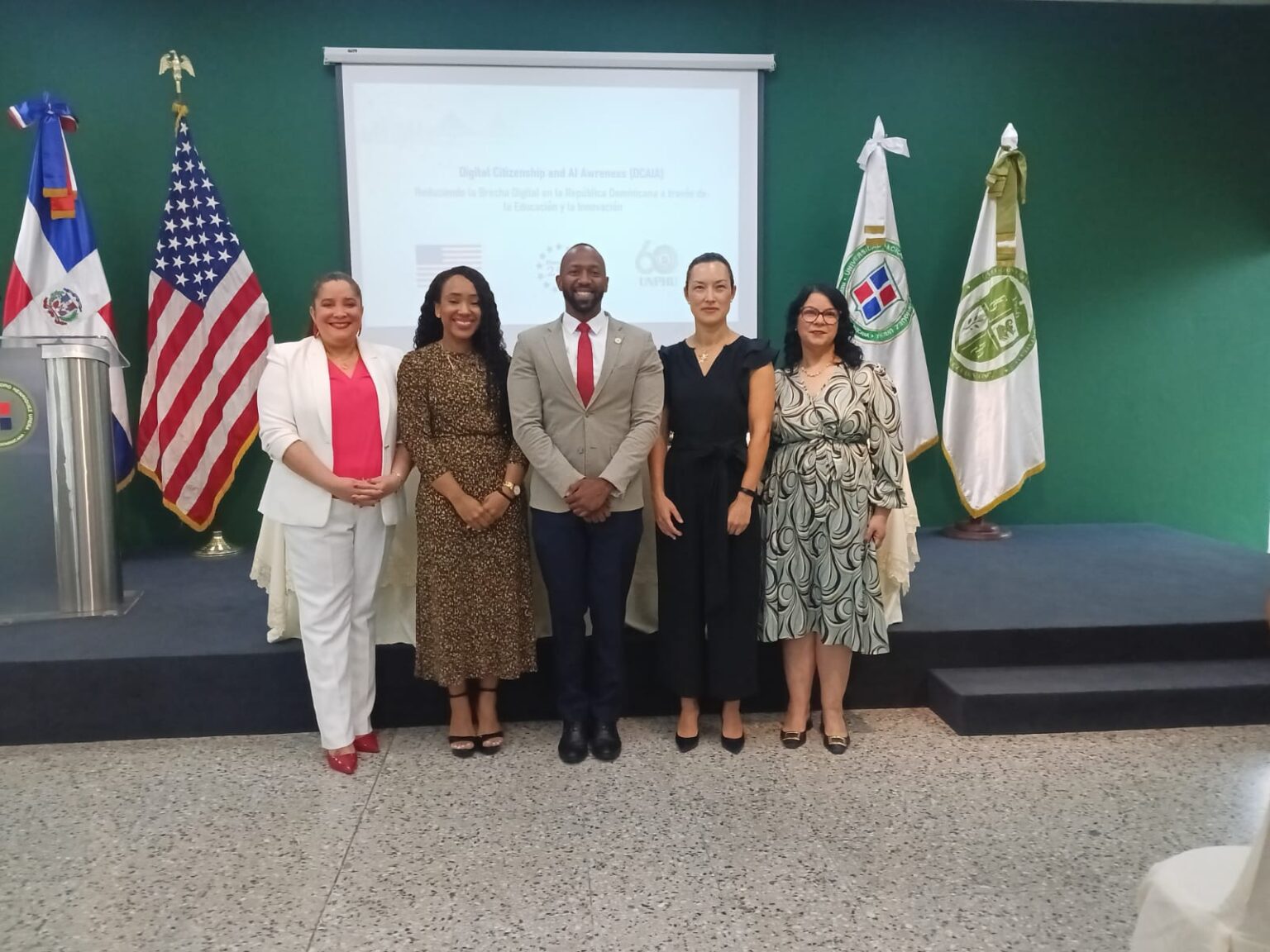 Lanzan proyecto para reducir la brecha digital y promover el uso responsable de la IA en RD