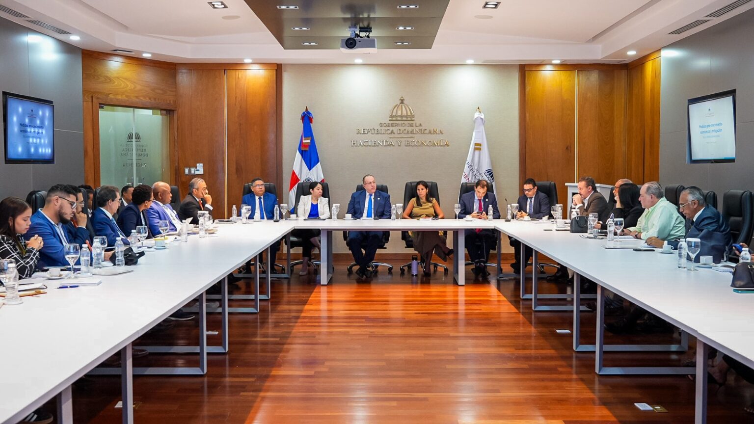Hacienda socializó con sectores productivos y sociales medidas “anticrisis” previo a su anuncio