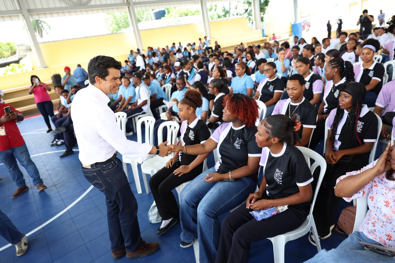 Wellington Arnaud socializa con estudiantes y fuerzas vivas de Boca Chica proyecto de saneamiento del municipio