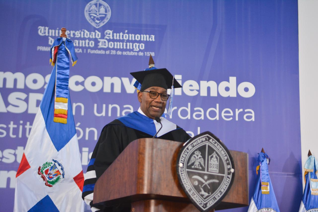 Rector de la UASD llama a graduandos a emular ejemplo de egresados destacados de la Primada de América