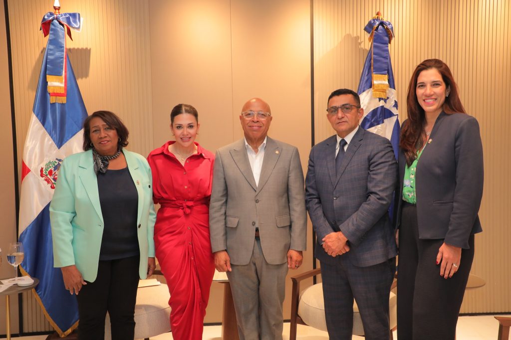 Alfredo Pacheco se reúne con presidenta del Parlacen, tratan temas migratorios y de ciberseguridad