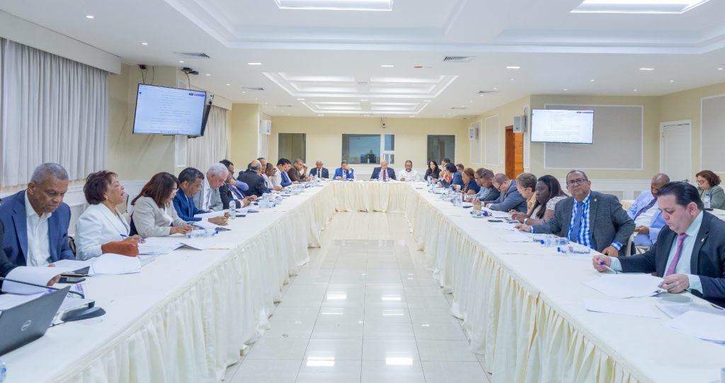 Comisión Bicameral que estudia proyecto de ley de Medidas Pro Crecimiento Económico escuchará este martes al ministro de Hacienda y Economía, Magín Diaz y a la AIRD