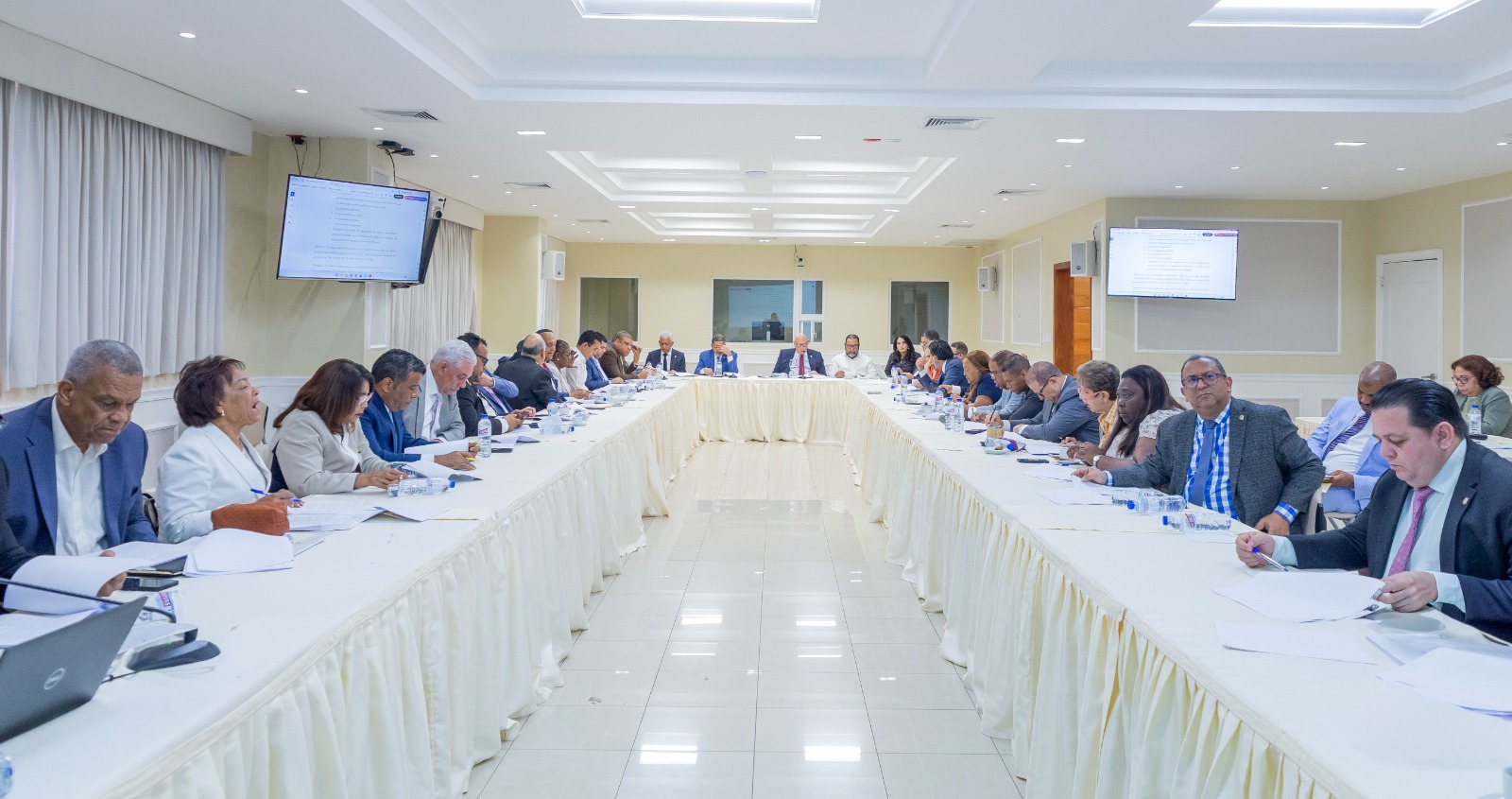 Comisión Bicameral que estudia proyecto de ley de Medidas Pro Crecimiento Económico escuchará este martes al ministro de Hacienda y Economía, Magín Diaz y a la AIRD