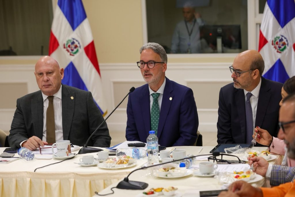 Comisión Bicameral se reúne con ministro de Hacienda y el vicepresidente de AIRD