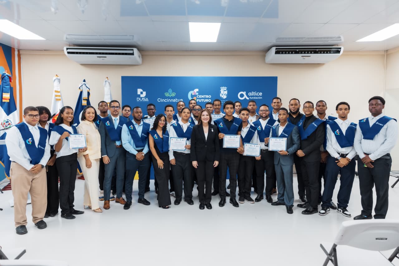 Carolina Mejía encabeza la quinta entrega de certificados a jóvenes de Cristo Rey y Villas Agrícolas en Centro Futuro