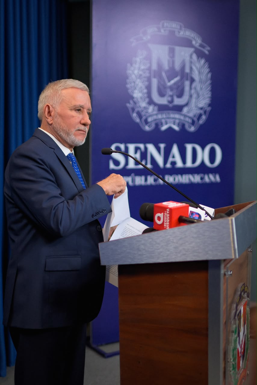 Taveras cuestiona sobregiro de RD$45 mil millones en el sector eléctrico y pide mayor transparencia fiscal