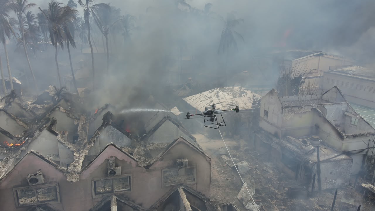 Bomberos crean anillo de contención para evitar propagación de incendio en hotel de Bayahibe; una persona fue trasladada
